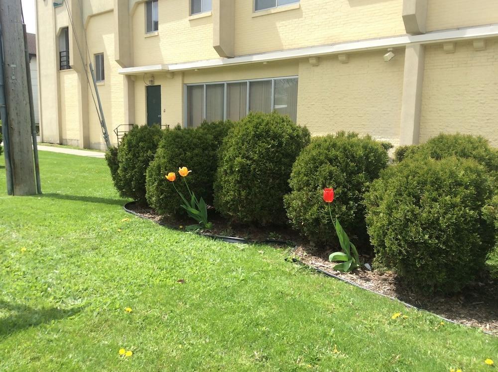 Econo Lodge Cortland Exterior photo